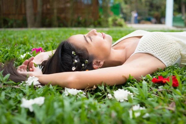 Sorridente giovane donna — Foto Stock