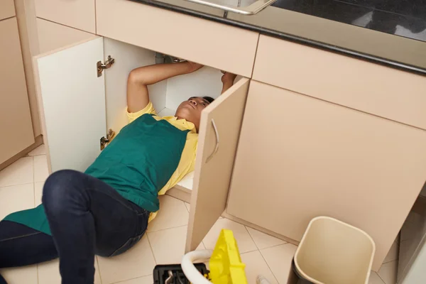 Man Fixing sink — Stock Photo, Image