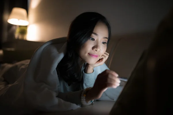 Vrouw die 's nachts werkt — Stockfoto