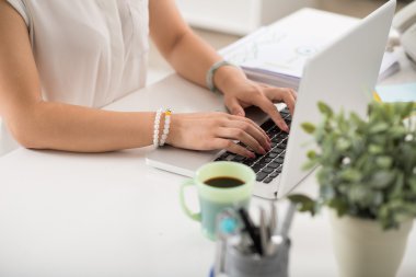 dizüstü bilgisayarda yazarak lady