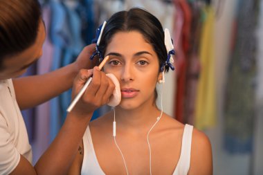 kaşları olan çekici kadın