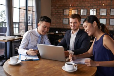 laptop önünde arkadaşları