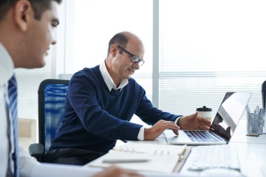 Ofiste çalışan iş adamları