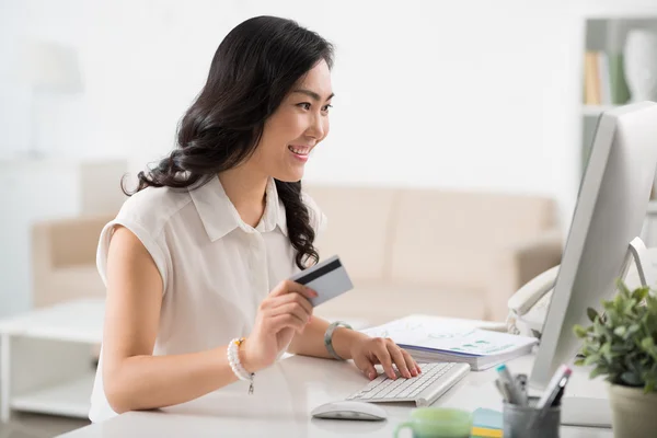 Frau bezahlt online — Stockfoto