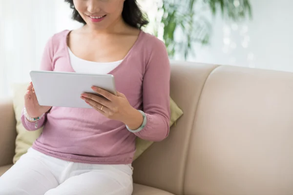 Vrouw met tabletcomputer — Stockfoto