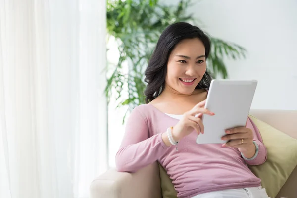 Vrouw met behulp van toepassing — Stockfoto