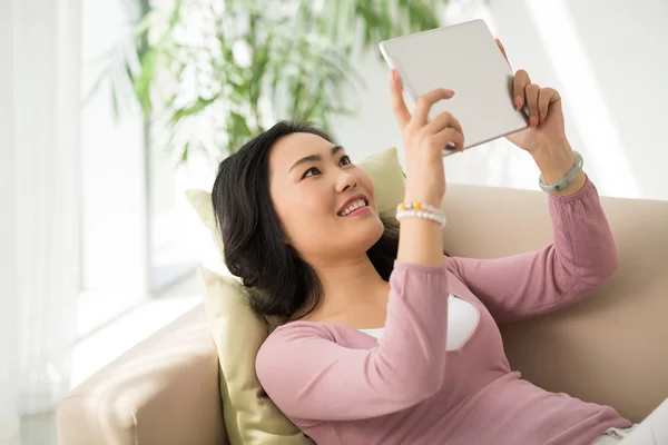 Wanita dengan tablet digital — Stok Foto