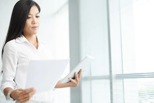 Zakelijke dame verslag controleren — Stockfoto