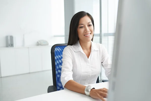 Señora trabajando en la computadora — Foto de Stock