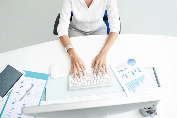 Femme au travail sur son lieu de travail — Photo