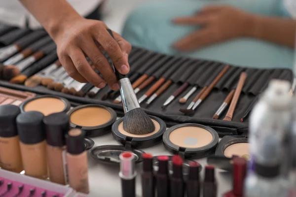 Maquillaje artista aplicar polvo —  Fotos de Stock