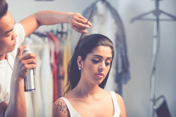 Modelo ter seu cabelo feito — Fotografia de Stock