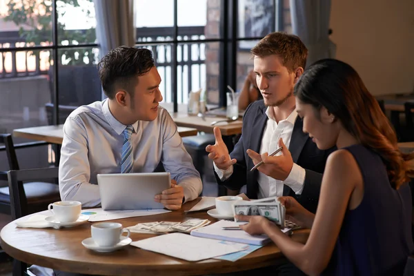 Explaining business idea to coworkers — Stock Photo, Image