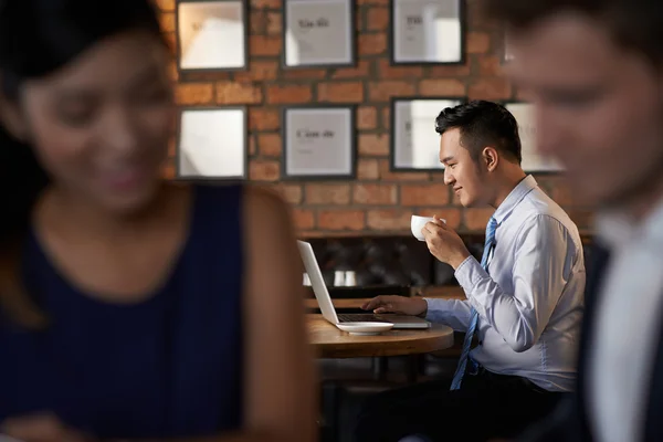 Asiatischer Geschäftsmann trinkt Kaffee — Stockfoto