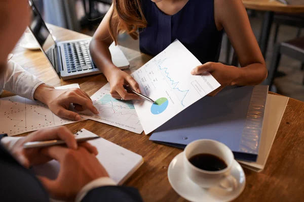 Wirtschaftsstatistik diskutieren — Stockfoto