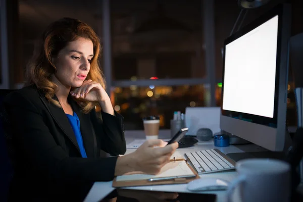 Business woman reading text — Stock Photo, Image