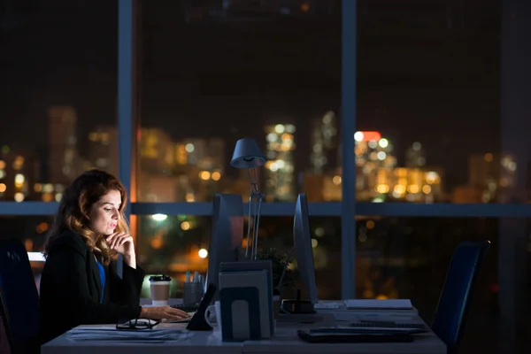 Woman In dark office — Stock Photo, Image