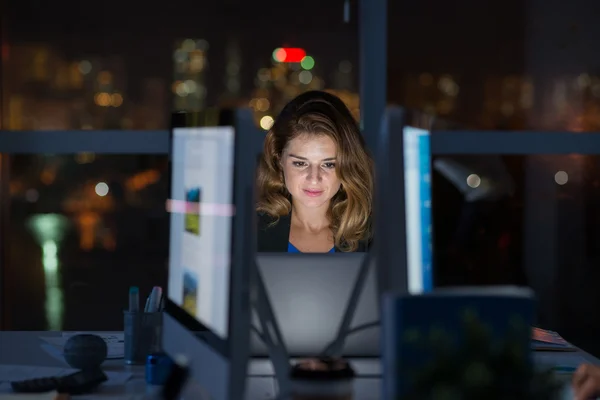 Computing sent på kvällen — Stockfoto