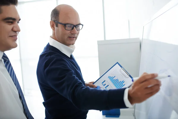 Dibujo del gráfico financiero en la pizarra blanca — Foto de Stock