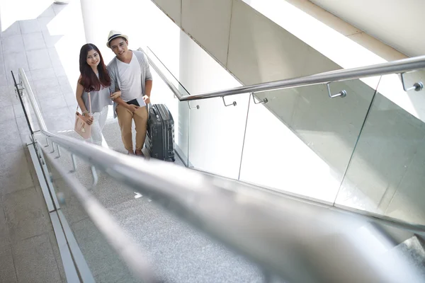 Couple with big suitcase — Stock Photo, Image