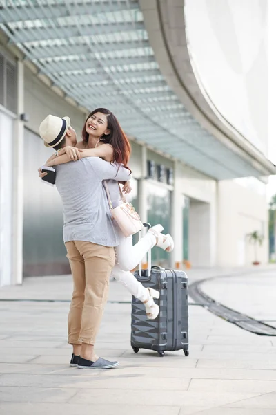 Homem conhecer sua namorada feliz — Fotografia de Stock