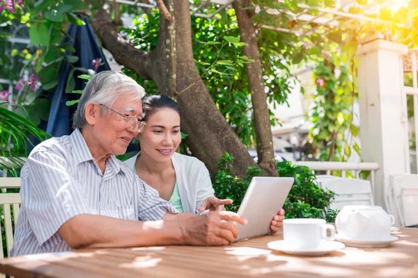 Spending lunch with father — Stock Photo, Image