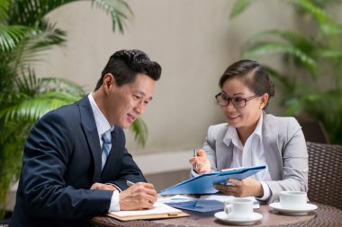 İş kadını sözleşme onun meslektaşım için gösterilen
