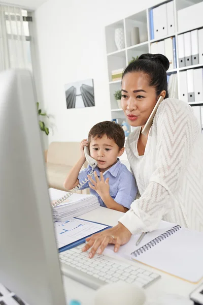 Femme d'affaires parlant au téléphone — Photo