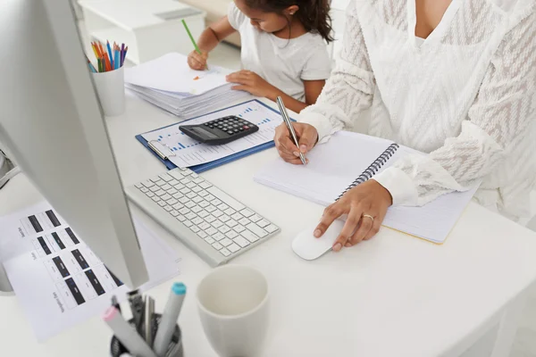 Vrouw maken van aantekeningen in leerboek — Stockfoto