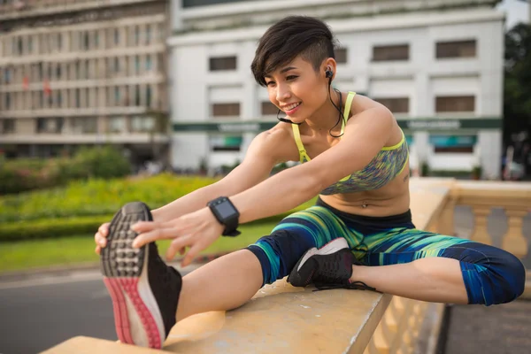 Sporty woman doing exercise — Stock Photo, Image