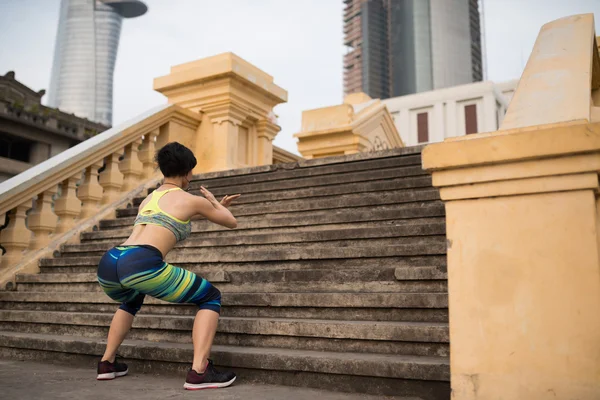 Mujer haciendo sentadillas — Foto de Stock