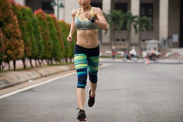 Deportiva corriendo en la ciudad — Foto de Stock