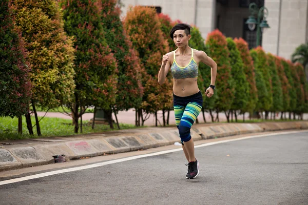 Woman training for marathon run — Stock Photo, Image