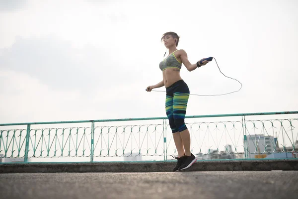 Sportswoman sărind cu sări peste frânghie — Fotografie, imagine de stoc