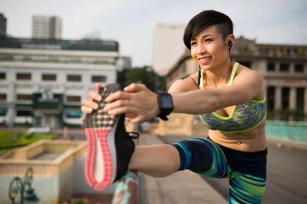 Woman working out outdoors — Stock Photo, Image