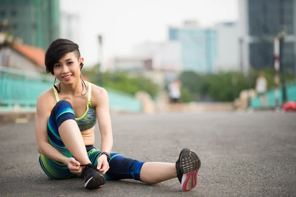 Yerde oturan sportif kız — Stok fotoğraf