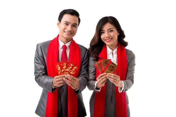 Casal de negócios mostrando envelopes — Fotografia de Stock