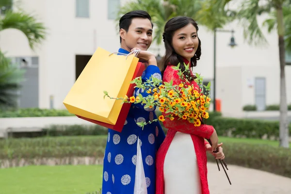 Vietnamesische Familie in traditionellen Trachten — Stockfoto