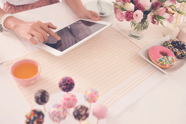 Händer med digital tabell — Stockfoto