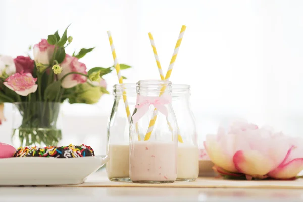 Bottiglie di frullato di frutta — Foto Stock