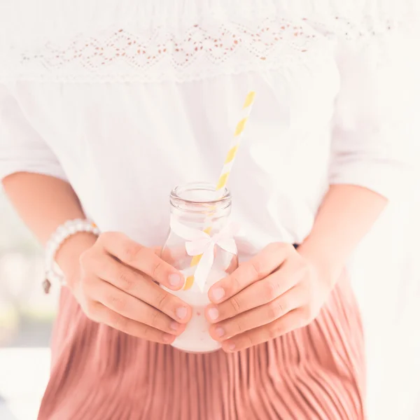 Frau mit einer Flasche Joghurt — Stockfoto