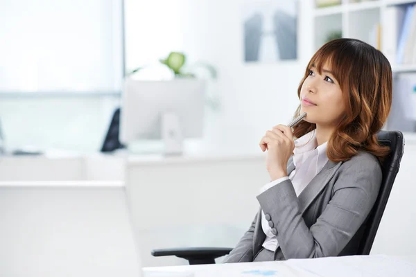 Mujer de negocios sentada en silla — Foto de Stock