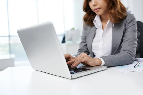 Donna d'affari utilizzando il computer portatile — Foto Stock