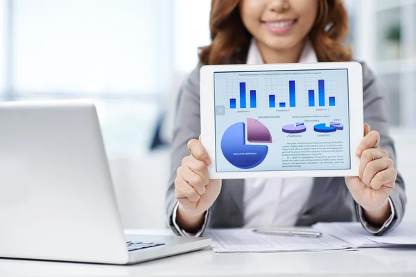 Gerente financeiro mostrando diagramas — Fotografia de Stock