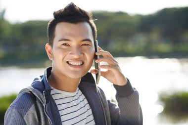 smartphone üzerinde konuşan adam