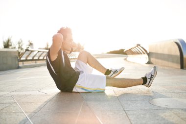 Egzersiz yapıyor atlet