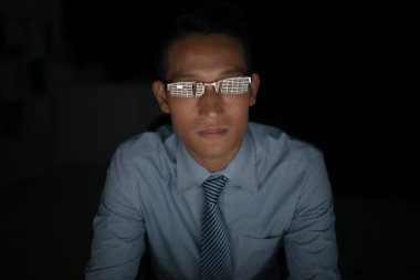 Gözlüklü grafikler yansıması