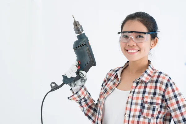 Mujer joven con un taladro — Foto de Stock