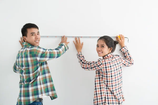 Пара вимірювальних стін зі стрічкою — стокове фото