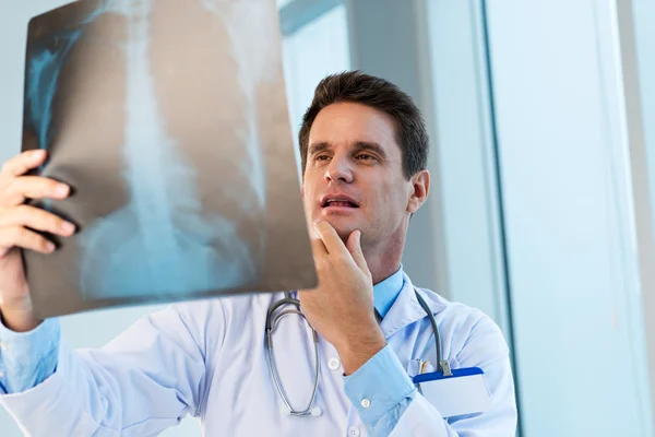 Medico esaminando i polmoni raggi X — Foto Stock